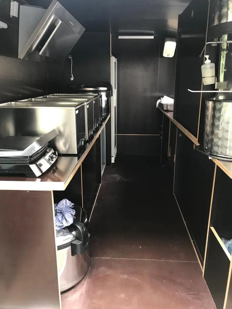 Küche aus Edelstahl im Inneren des Catering-Busses